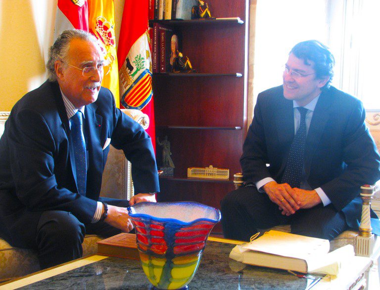 Alfonso Fernández Mañueco e Iñaki Azkuna con la pieza de vidrio soplado de la colección 'Vía Láctea' del Museo Art Nouveau y Art Déco Casa Lis. Fotografía: Ayuntamiento de Salamanca