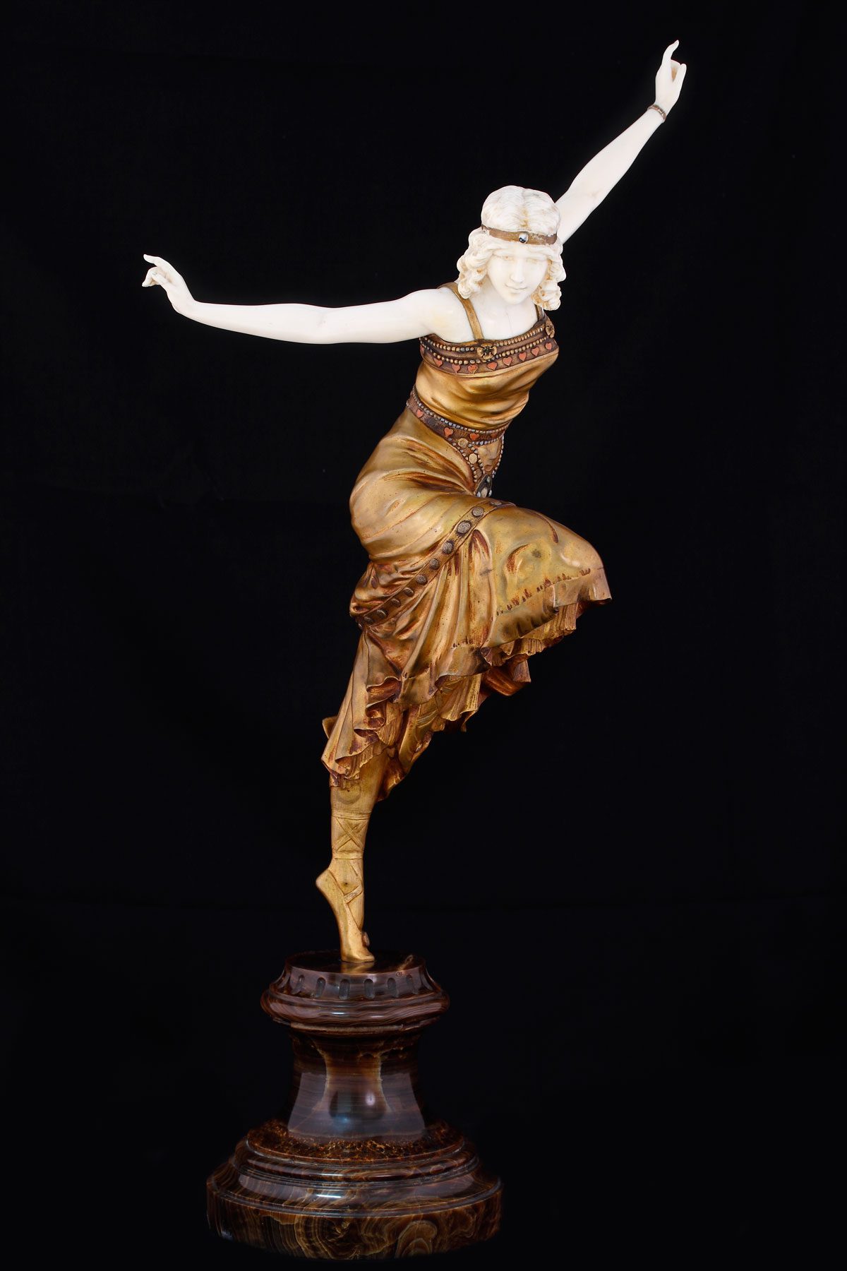 ‘Bailarina rusa’. Paul Philippe. Bronce, marfil y mármol. 63 cm. C. 1913.
Museo Casa Lis - Salamanca.