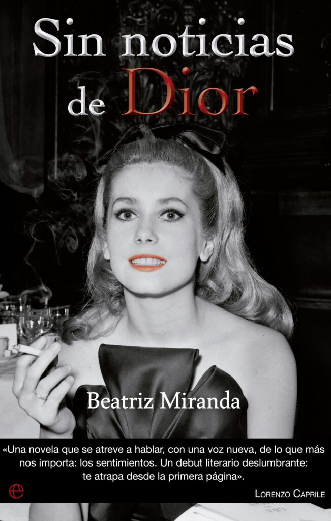 Beatriz Miranda y su libro. 