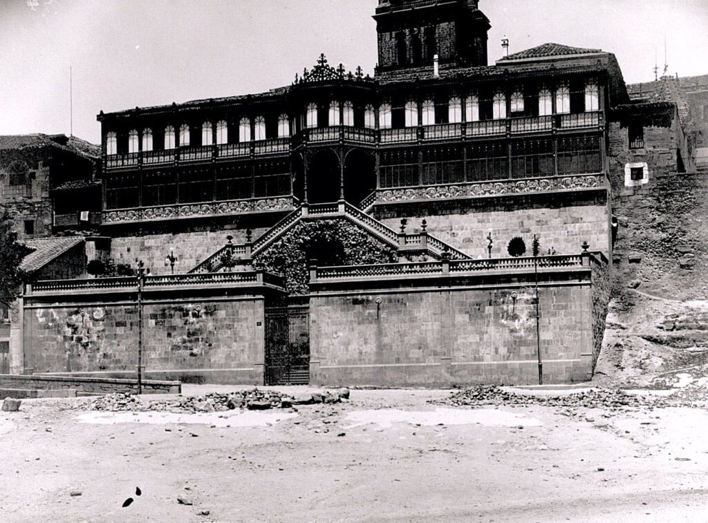 Antigua fachada sur del edificio de la Casa Lis.
Fotografía: Archivo Gombau. Filmoteca Regional de Castilla y León.