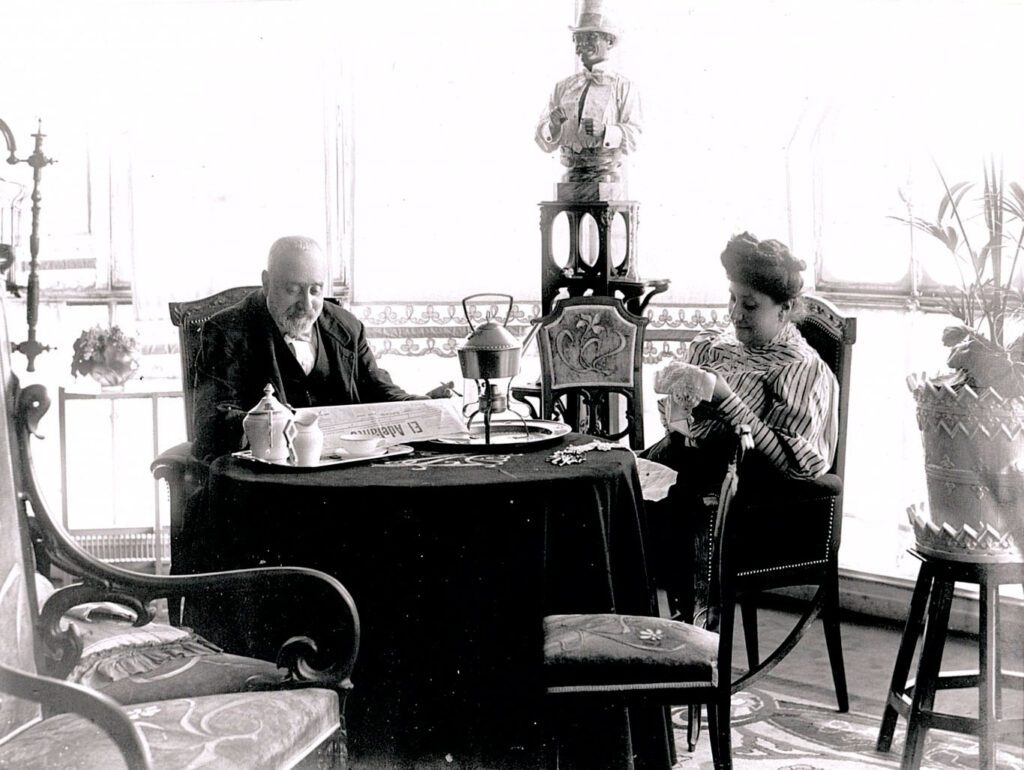 D. Miguel de Lis y su mujer, Dolores Primo, en la Casa Lis.
Fotografía: Archivo Gombau. Filmoteca Regional de Castilla y León.