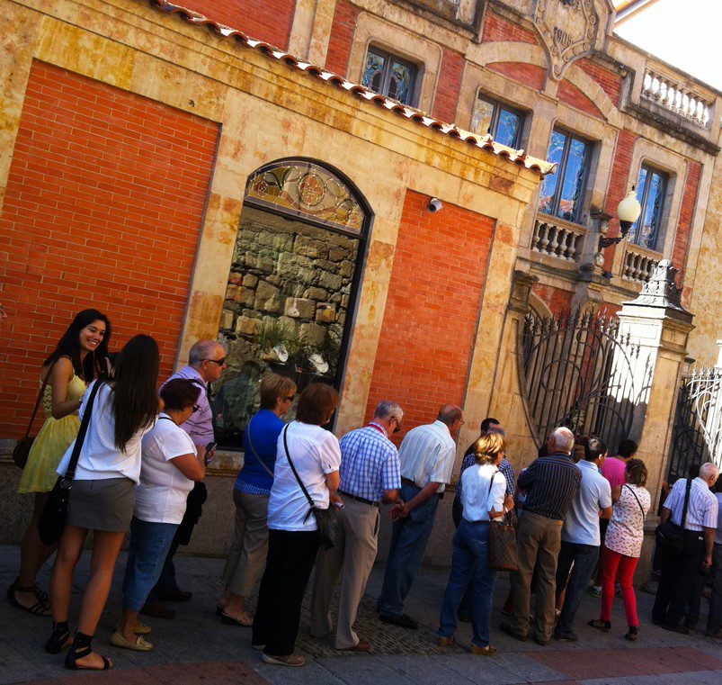 Visitantes del Museo Art Nouveau y Art Déco esperando para acceder a la Casa Lis.