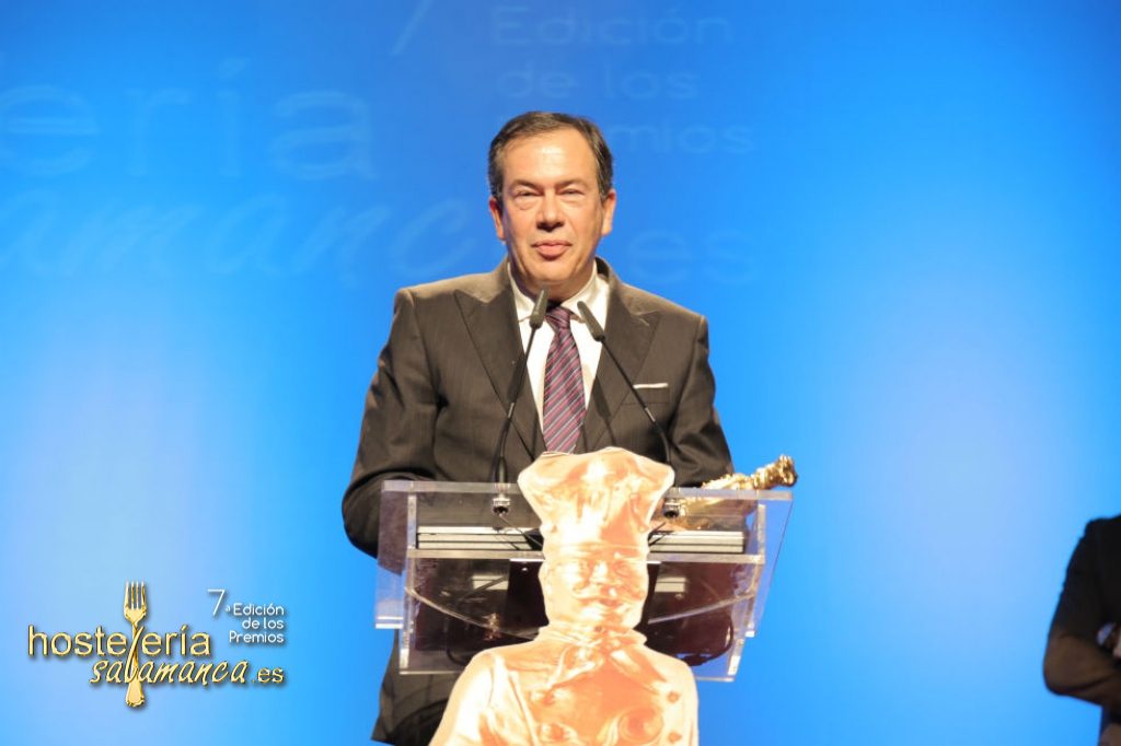 Pedro Pérez Castro, Director del Museo Art Nouveau y Art Déco Casa Lis recoge el Premio Iniciativa en la 7ª Gala de Hostelería Salamanca.