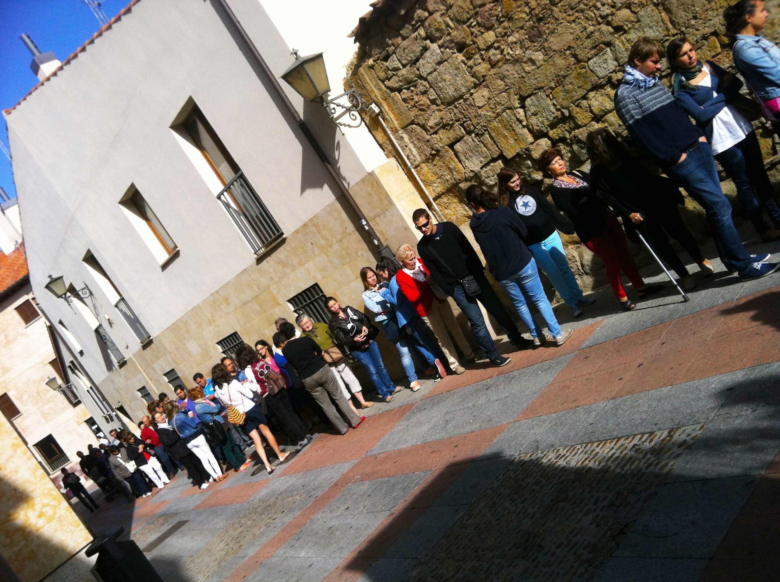 Visitantes esperando para acceder al Museo Casa Lis. 