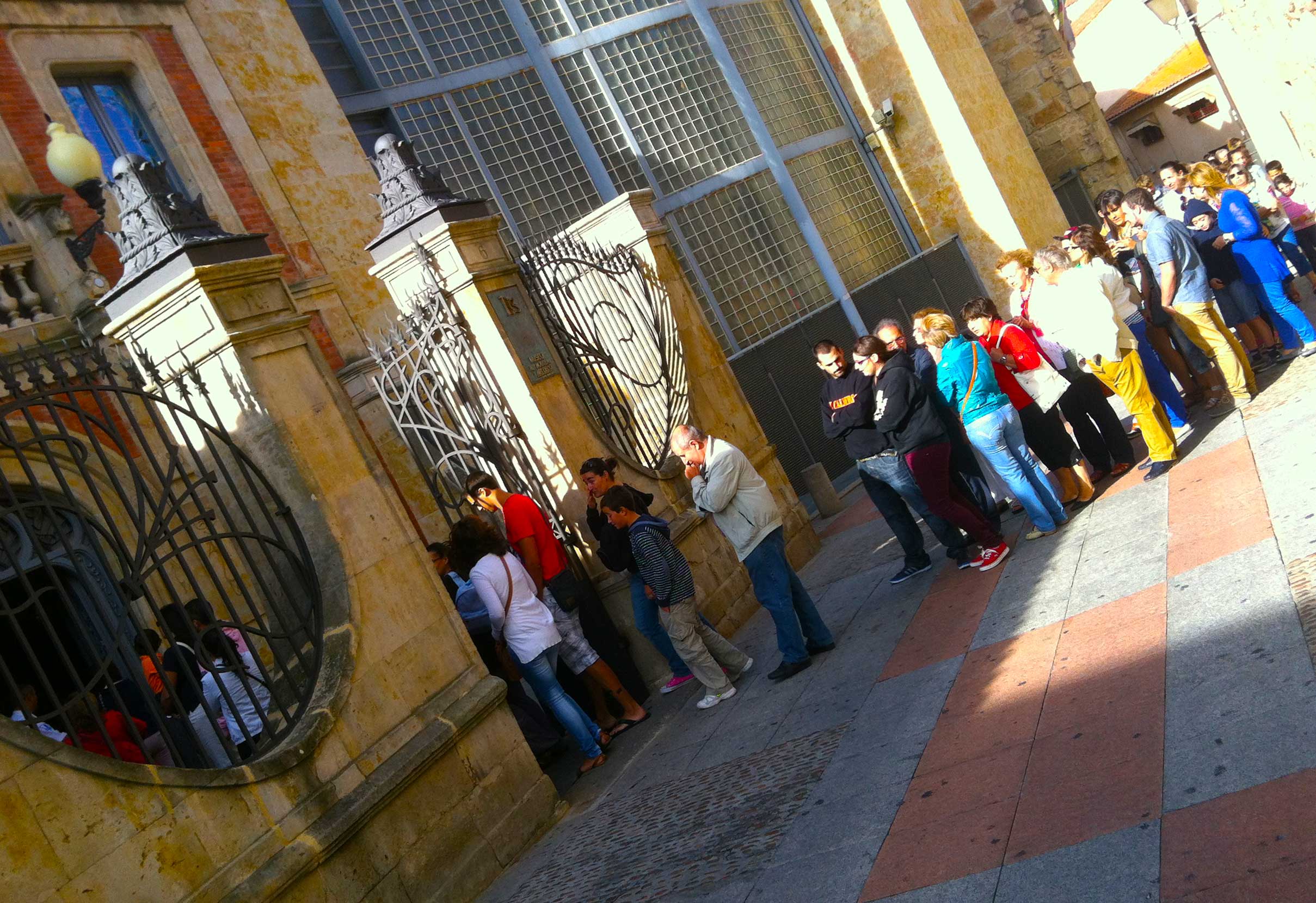 Visitantes esperando para acceder al Museo Casa Lis.  01