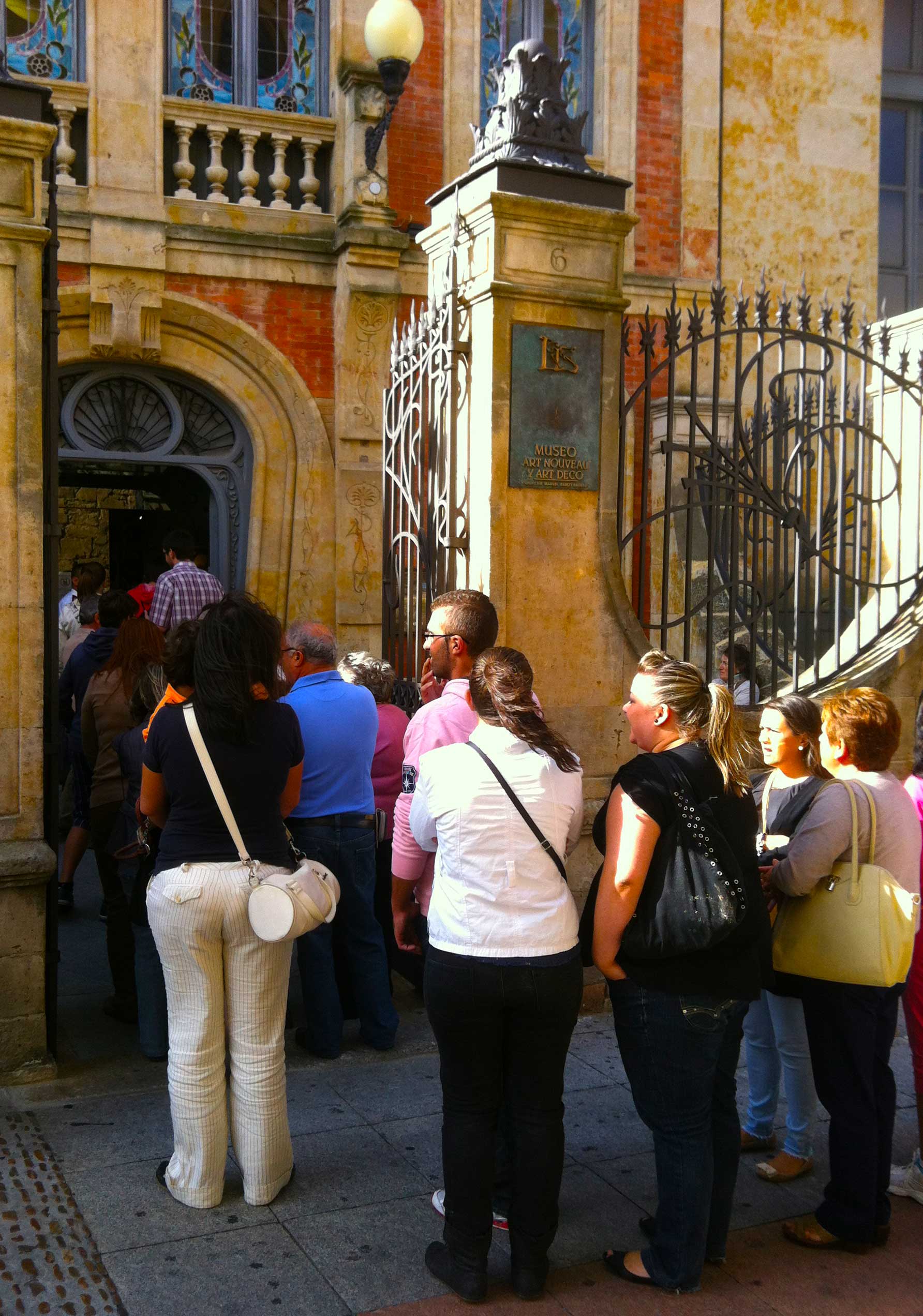 Visitantes esperando para acceder al Museo Casa Lis.  02
