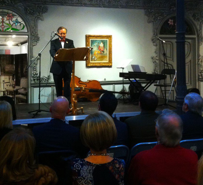 José Antonio Sayagués presentando 'La Noche de las Libélulas' en la Casa Lis.
