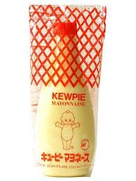 Imágenes de Kewpie en distintas campañas comerciales y etiqueta original del muñeco. 03