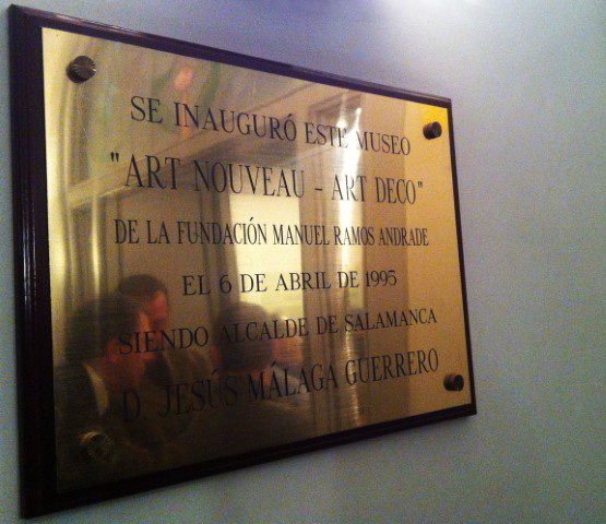 Placa conmemorativa de la inauguración del Museo (1995) con el reflejo del Director, Pedro Pérez Castro, durante 'La Noche de las Libélulas' 2012.
