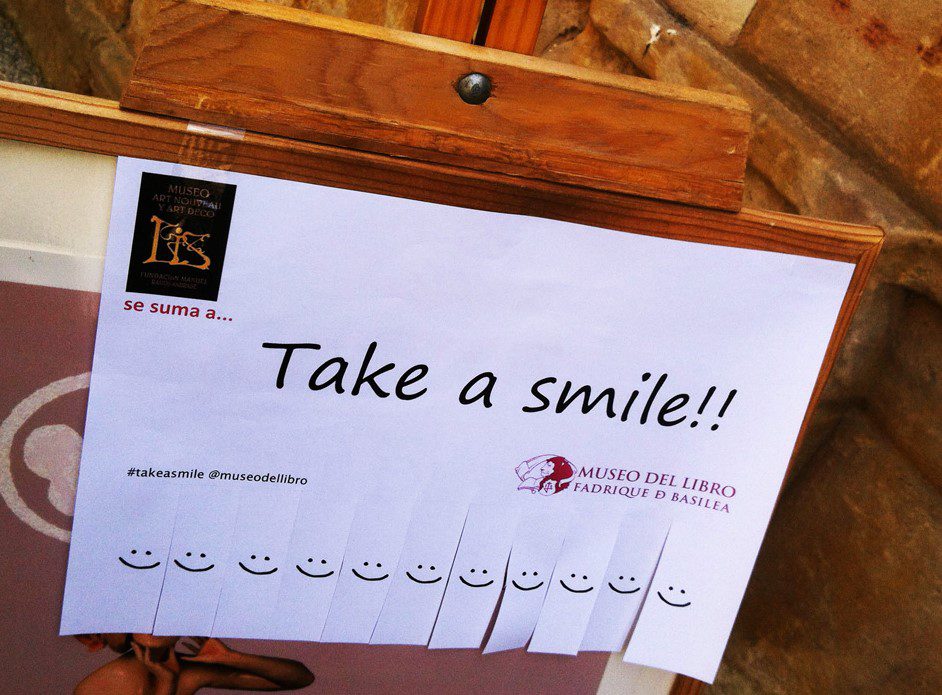 Iniciativa 'Take a Smile' del Museo del Libro de Burgos.