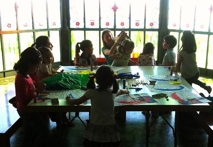  Talleres infantiles para construir caleidoscopios y realizar collages en la Casa Lis.